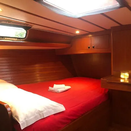 Yacht Sitael Boat&breakfast Botel