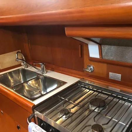 Yacht Sitael Boat&breakfast Botel