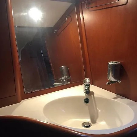 Yacht Sitael Boat&breakfast Botel